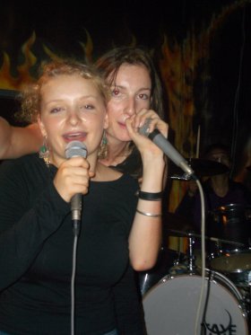 Kate und ich als wir die Buehne eines Pubs in Pattaya fuer uns hatten