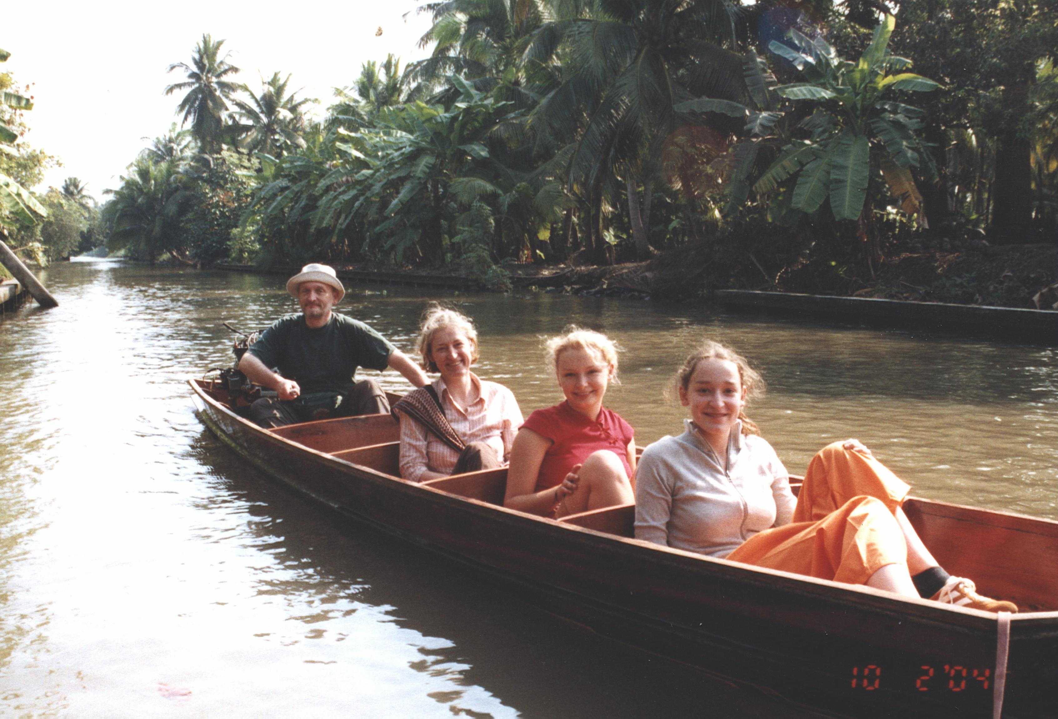 Papa, Mutti, ich und Susi bei unserer Bootstour durch Damnoen Saduak