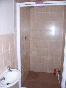 bathroom1.jpg (9999 bytes)