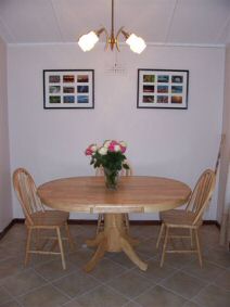 lounge2.jpg (9813 bytes)