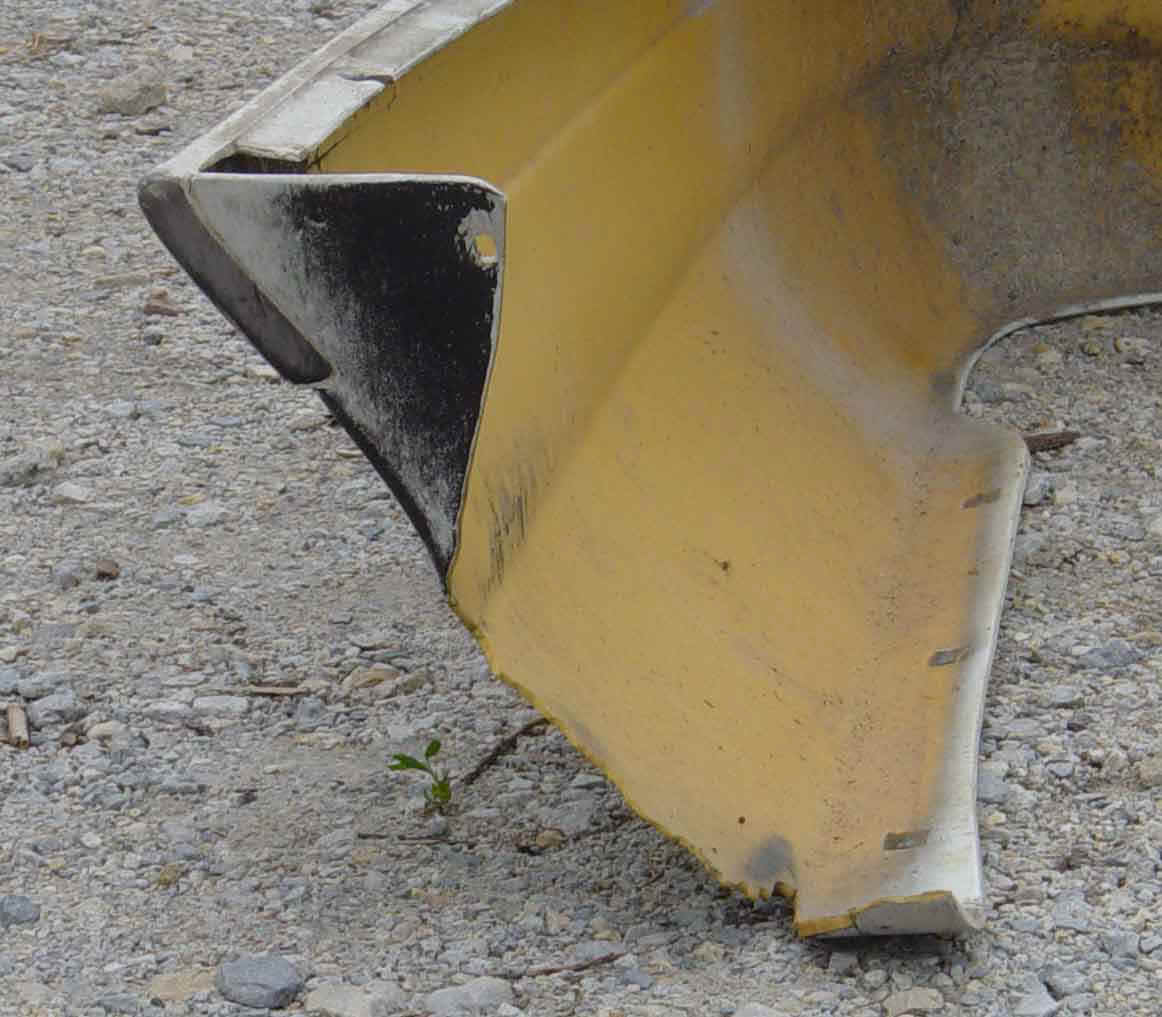 BUMPERDAMAGE.jpg (90426 bytes)