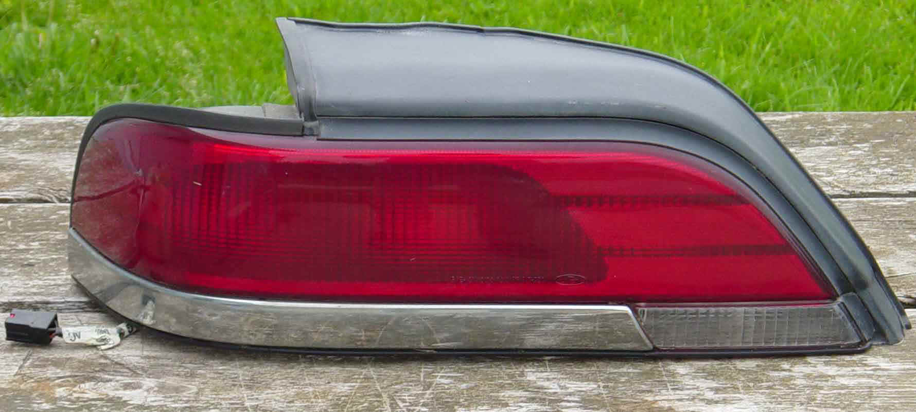 DRIVERREARLIGHT.jpg (94084 bytes)