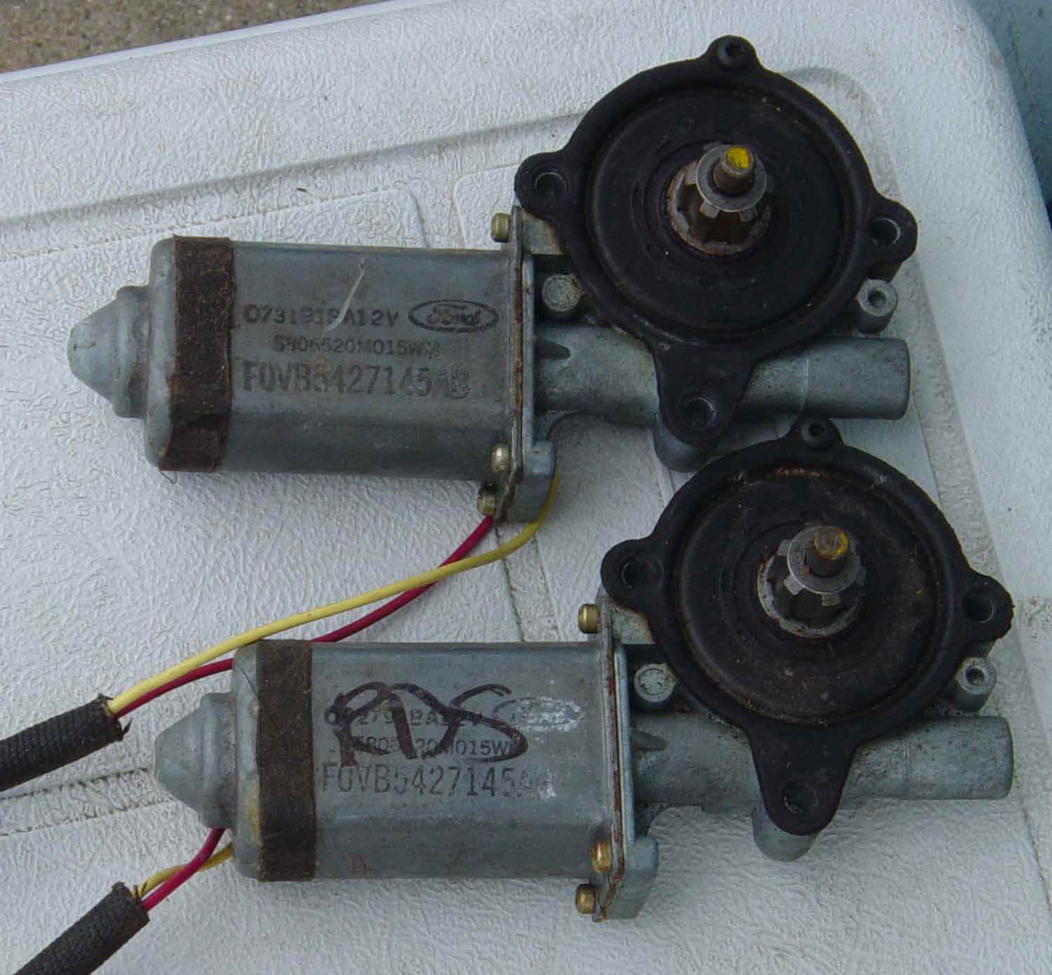 DRIVERWINDOWMOTOR.jpg (128916 bytes)