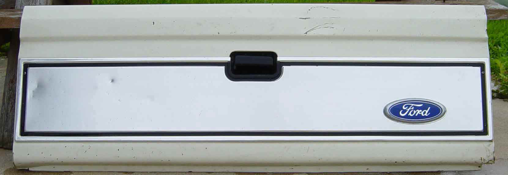 OUTERTAILGATE.jpg (49303 bytes)