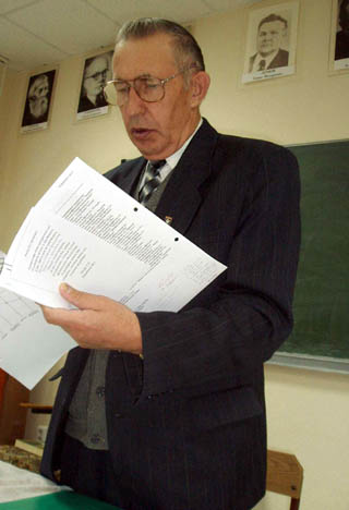 Чернышев читающий
