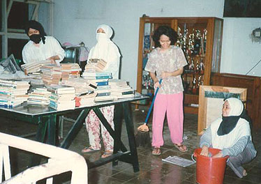 kerja bakti di ruang rekreasi