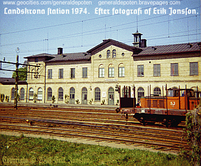 bild av Landskrona järnvägsstation år 1974 med D-lok och lokomotor framför stationsbyggnaden.