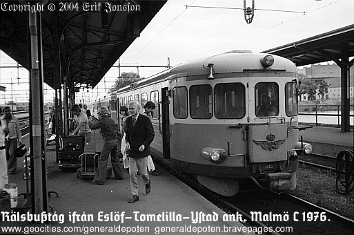 bild av rälsbusståg som har ankommit ifrån Ystad till Lokalstationen på Malmö C 1976
