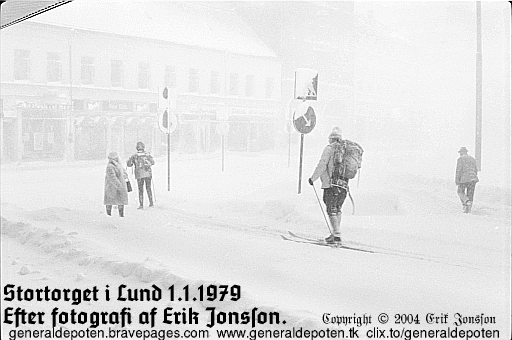 bild av fotgängare och skidlöpare på Stortorget i Lund under nyårsstormen på nyårsdagen den 1 januari år 1979