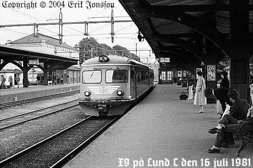 bild av två X9-tåg på Lund C den 16 juli 1981.