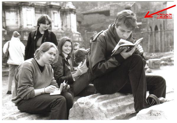 3=here is the pic he put on the web, when he was in Rome, its the small version, but i got the huge version too.....