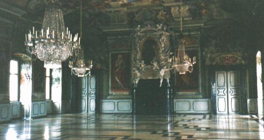 ballroom.jpg (26635 bytes)