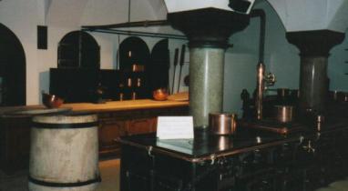 kitchen.jpg (10995 bytes)