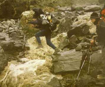 Cruzando un arroyo 
para llegar a 
Piedra Grande