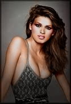 cleavage Gia.jpg - 12681 Bytes