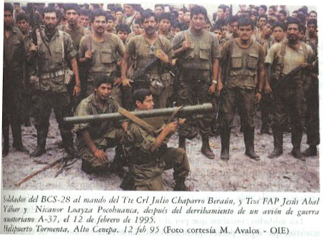 Dos de los miembros del Grupo de Tiradores de misiles STRELLA de la D.C.A. de la gloriosa F.A.P. rodeados por soldados peruanos Gigantes del Cenepa