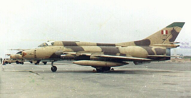 aviones cazabombarderos Sukhoi 22 supers�nico 