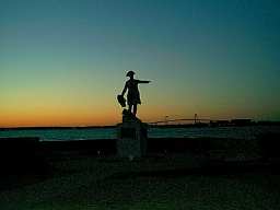I am the statue that points toward the bridge!