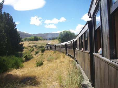 Ein Bild, das drau�en, Himmel, Eisenbahn, Gras enth�lt.

Automatisch generierte Beschreibung