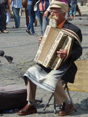 Ein Bild, das Kleidung, Musik, Person, Musikinstrument enth�lt.

Automatisch generierte Beschreibung