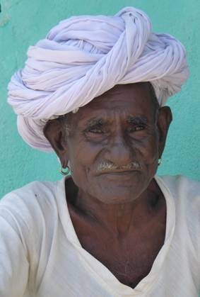 Ein Bild, das Turban, Menschliches Gesicht, Kopfbedeckung, Kleidung enth�lt.

Automatisch generierte Beschreibung