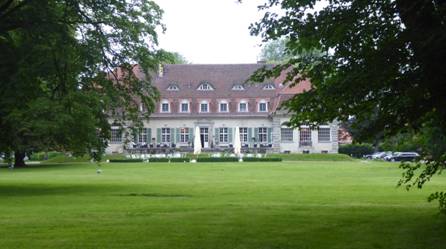 Ein Bild, das Gras, drau�en, Baum, Anwesen enth�lt.

Automatisch generierte Beschreibung