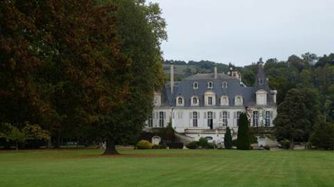 Ein Bild, das drau�en, Gras, Baum, Haus enth�lt.

Automatisch generierte Beschreibung