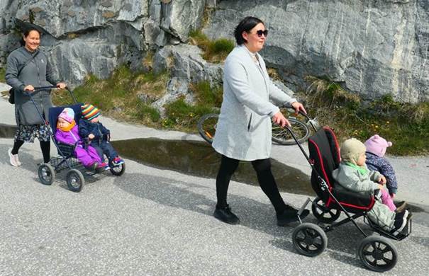 Ein Bild, das Kleidung, Schuhwerk, drau�en, Person enth�lt.

Automatisch generierte Beschreibung