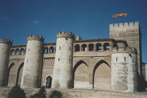 Aljaferia, veduta della fortezza da oriente e Torreon del Trobador