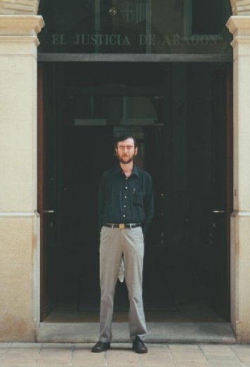 Il Magister davanti alla porta del Justicia D'Aragon