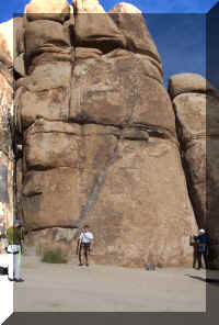 right_v_cracksandbag1.jpg (85875 bytes)