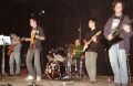 Empo al bajo, Guerre a la voz, Fran a la bater�a, y Guille y Ori a la guitarra el�ctrica. En el concierto del 24 de Mayo