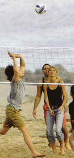 Gisele B&uuml;ndchen playing with actor Leonardo Di Caprio and her family in Malibu, California
