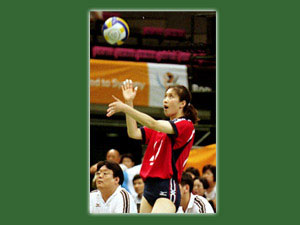 Sun Yue serving