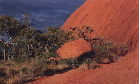 ac-uluru3.jpg (21938 bytes)
