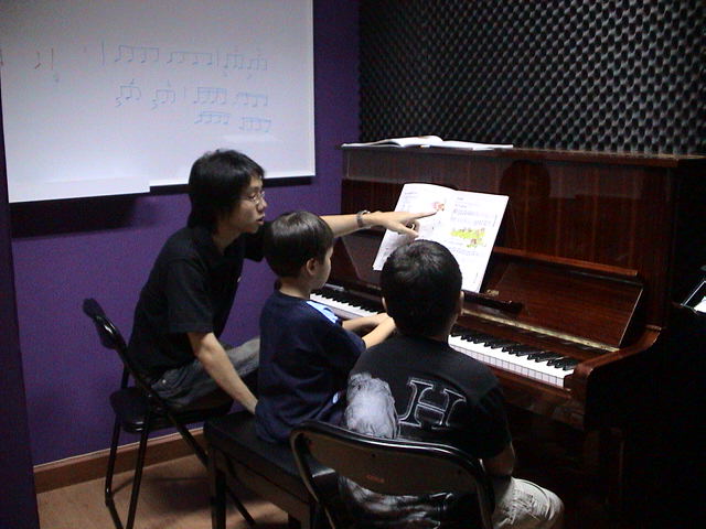 Piano lesson with Kru Chern