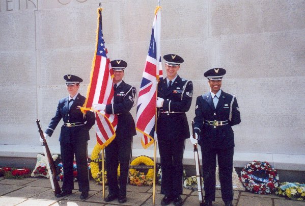 �b���x�H�X���������M��
The guard of honour in the American Military Cemetery