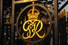 Royal Monogram on the Buckingham Palace fence 
�ժ��~�c�h���e������