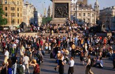 Crowds enjoying the Summer sunshine in Trafalgar Square 
�s���b�S�Ԫk�[(�j��)�s�����ɨ��L�鶧��