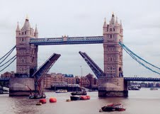 Boats Passing Through Tower Bridge
�����L���