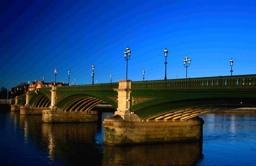 Battersea Bridge over the River Thames 
�b����h�e�W���گS����