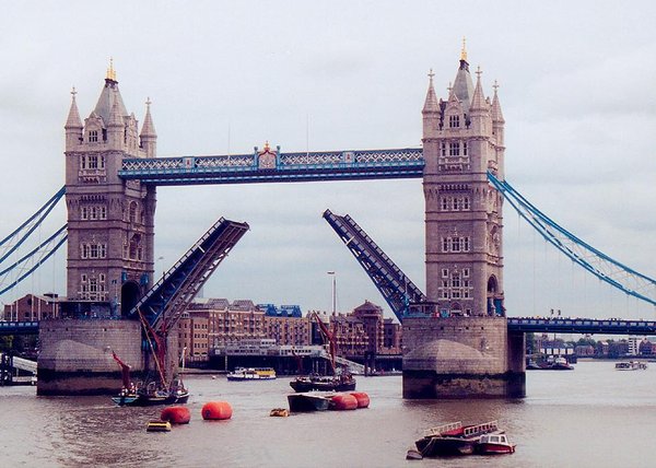 Boats Passing Through Tower Bridge
�����V���