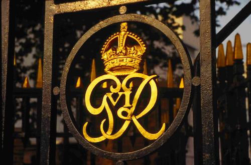 Royal Monogram on the Buckingham Palace fence 
�ժ��~�c�h���e������