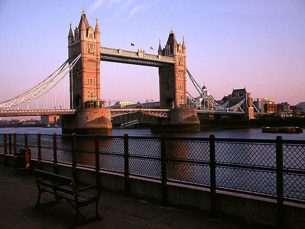 The View of Tower Bridge at Dusk  
������������� 