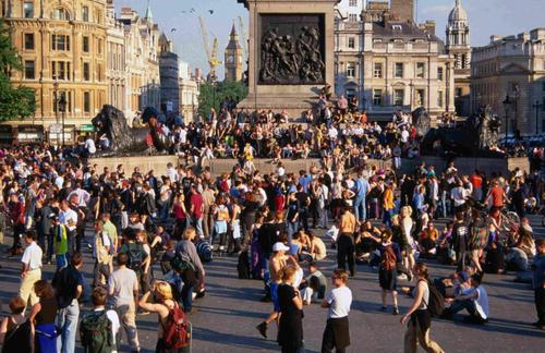 Crowds enjoying the Summer sunshine in Trafalgar Square 
�s���b�j���s�����ɨ��L�鶧��