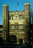 �T�@�ǰ|���h��  
Main Gate to Trinity College