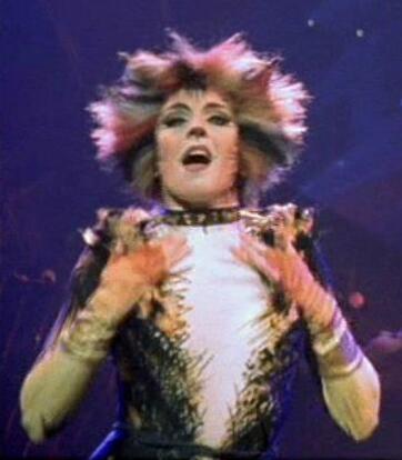 Hon g�r&nbsp; ... n�nting i Macavity ;P