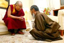 The Dalai Lama and Takna Jigme Sanapo, ex-prisoner of China.