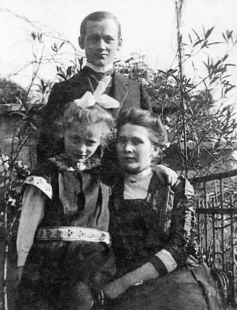 www.evidenceincamera.co.uk,Acorazado Graf Spee,Rio de la Plata,Argentina,Historia,Uruguay,barcos hundidos,nazis,Adolfo Hitler,II Guerra Mundial,Royal Air Force,Universidad de Keele,proyecto TARA,Auschwitz,Steven Spielberg,Allan Williams,II World Mundial,campos concentracion,fotos,photos,images,pictures,postcards,fotos,imagenes,arqueologia submarina,Diario Accion de General Rodriguez, politica, actualidad, noticias e informacion, personalidades e instituciones, policiales, galerias de fotos; historia de General Rodriguez, sus origenes, edificios, estancias, habitos y costumbres, anecdotas, comercios e industrias, los fundadores, antiguas instituciones, fotos e imagenes; suplementos especiales: la crisis politica, economica y social de la Argentina, los acontecimientos de Diciembre de 2001, articulos y entrevistas; Emigracion: toda la informacion destinada a aquellos que desean emigrar, radicarse o estudiar en el exterior, visas, pasaportes, consejos, guias, informacion util, links; Trueque: novedades e informacion, links, estructura del trueque; el casamiento de Maxima Zorreguieta y el principe Guillermo Alejandro de Holanda; Guerra de Afganistan: galeria de imagenes e informacion sobre la primera guerra del siglo XXI; la guerra de Irak, Bagdad, Georges W. Bush, Saddam Husseim, el atentado a las torres Gemelas de Nueva York, las twin towers, el 11-s, y descripcion del hecho que conmovio al mundo; los ultimos dias de Pompeya, Herculano; un argentino en el Titanic, galerias de fotos; Nefertiti, reina de Egipto; Luz Sosa de Godoy Cruz; el Graf Zeppelin, el Hindenburg y dirigibles; las islas Malvinas y la corte de Luis XV, Madame Du Barry, Pompadour, Luis XVI, Maria Antonieta, la Revolucion Francesa; Empleo: consultoras, clasificados, agencias de empleo, consejos e informacion util, curriculum vitae, como confeccionarlos, noticias de actualidad; Los numeros de la crisis: Las consecuencias de la crisis politica, economica y social; estadisticas, pobreza, desnutricion, salud y asistencia; noticias regionales y provinciales, columnas y editoriales; informacion para negocios: pymes, links, empresas y negocios; Agenda Cultural con toda la informacion de cursos, universidades, talleres, escuelas y oportunidades, exposiciones de arte de la region; buscadores en Internet, Enlaces: links a los mejores sitios de educacion, cultura, arte, biografias, politica, interes general, web, Links del Diario Accion: RMS Titanic, su historia, su tragico viaje inaugural; historias, testimonios, documentos y articulos sobre el naufragio; links y sitios sobre el tema; la pelicula de Cameron, fotos e imagenes; suplementos especiales, Historia Argentina y de General Rodriguez, la llegada de la democracia en General Rodriguez, la asuncion de Juan Lumbreras como intendente en 1983, galeria de imagenes, sus palabras y los actos, su gabinete, festejos de la comunidad. Fundacion del pueblo de General Rodriguez, sus instituciones y personalidades relevantes, arquitectura y edificios, comercios e industrias, sus comienzos, estancias, inmigraciones italianas, espa&ntilde;olas, vascas e irlandesas, anecdotas y efemerides, sus hombres ilustres, el Hospital Vicente Lopez y Planes, su fundacion por las Damas de Beneficencia, el hundimiento del crucero General Belgrano, testimonios de ex combatientes y tripulantes, su comandante Hector Elias Bonzo, fotos e imagenes, recuerdos y homenajes, historia de la familia Bonzo de General Rodriguez, entrevistas y articulos periodisticos. La guerra de Malvinas en el Atlantico Sur, el conflicto belico con Gran Breta&ntilde;a de 1982, politicos relevantes, Benjamin Paez y Trueba, fotos antiguas de familias fundadoras, galerias de imagenes de pobladores, recorrida virtual por el antiguo General Rodriguez, el paso de la Infanta en 1910, historia de La Serenisima, la familia Mastellone, La Choza, Bernardo de Irigoyen, peronismo y radicalismo y muchisimo mas