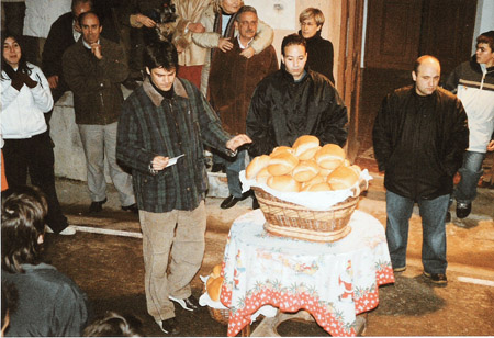 Reparto de las tortas de la Cofrad�a